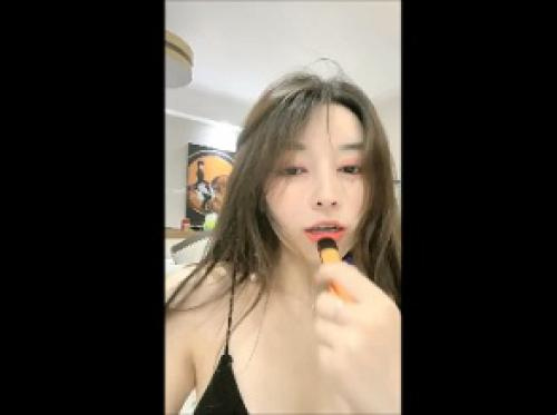 Magandang babae sa bahay sa panahon ng pandemya Magandang babae sa bahay sa panahon ng pandemya